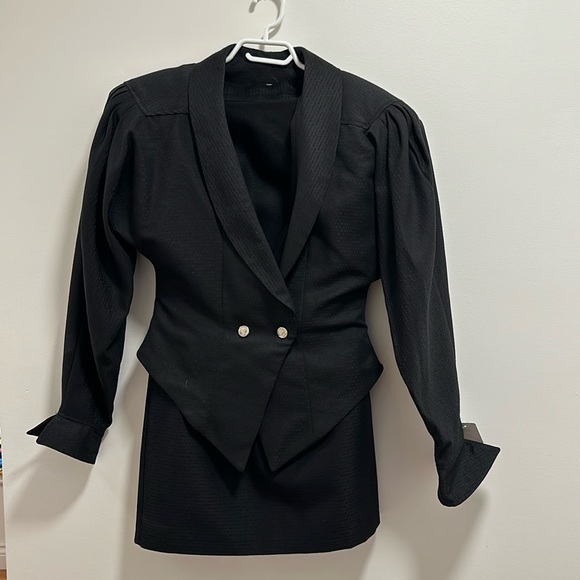 VINTAGE 2 pc womens skirt suit - Picture 1 of 8